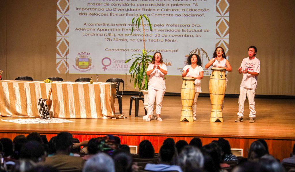 Imagem de uma feira de artesanato ao ar livre, cheia de pessoas.