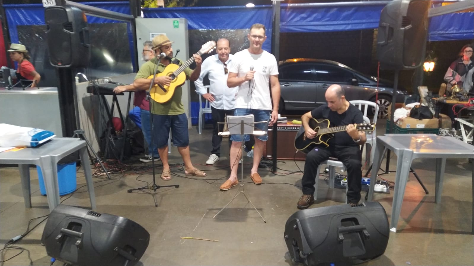 Imagem simbólica de um aperto de mãos ou de uma reunião colaborativa.